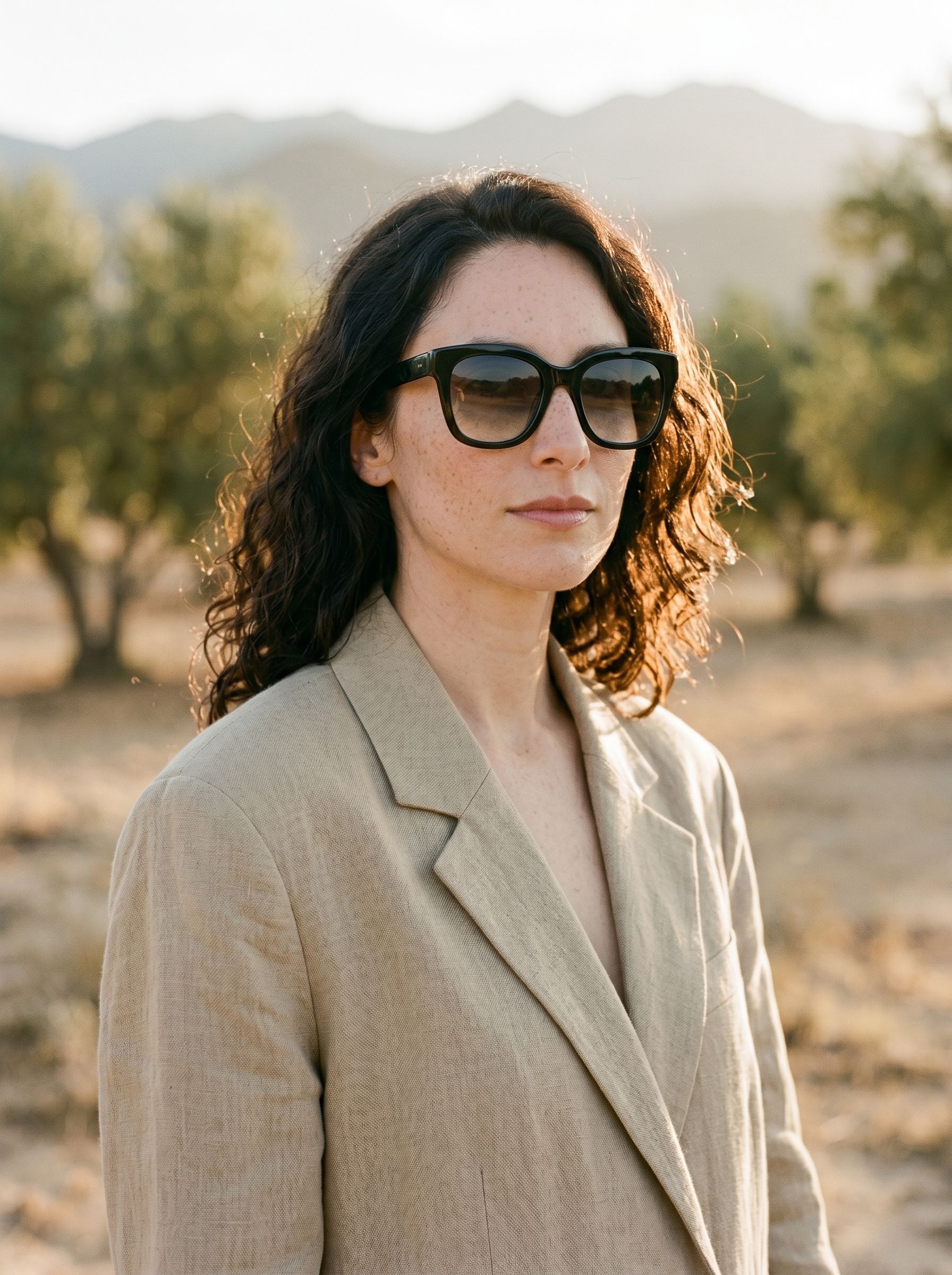 Mujer con gafas de sol negras en olivar